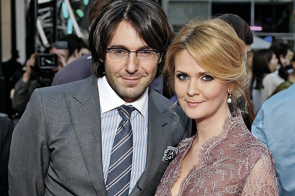 Канал Малахова получил гордое название malakhov007 Первыми видео стало интервью с Алексеем Паниным о том самом ролике в женском белье В заставке использовали музыку из Секса в большом городе