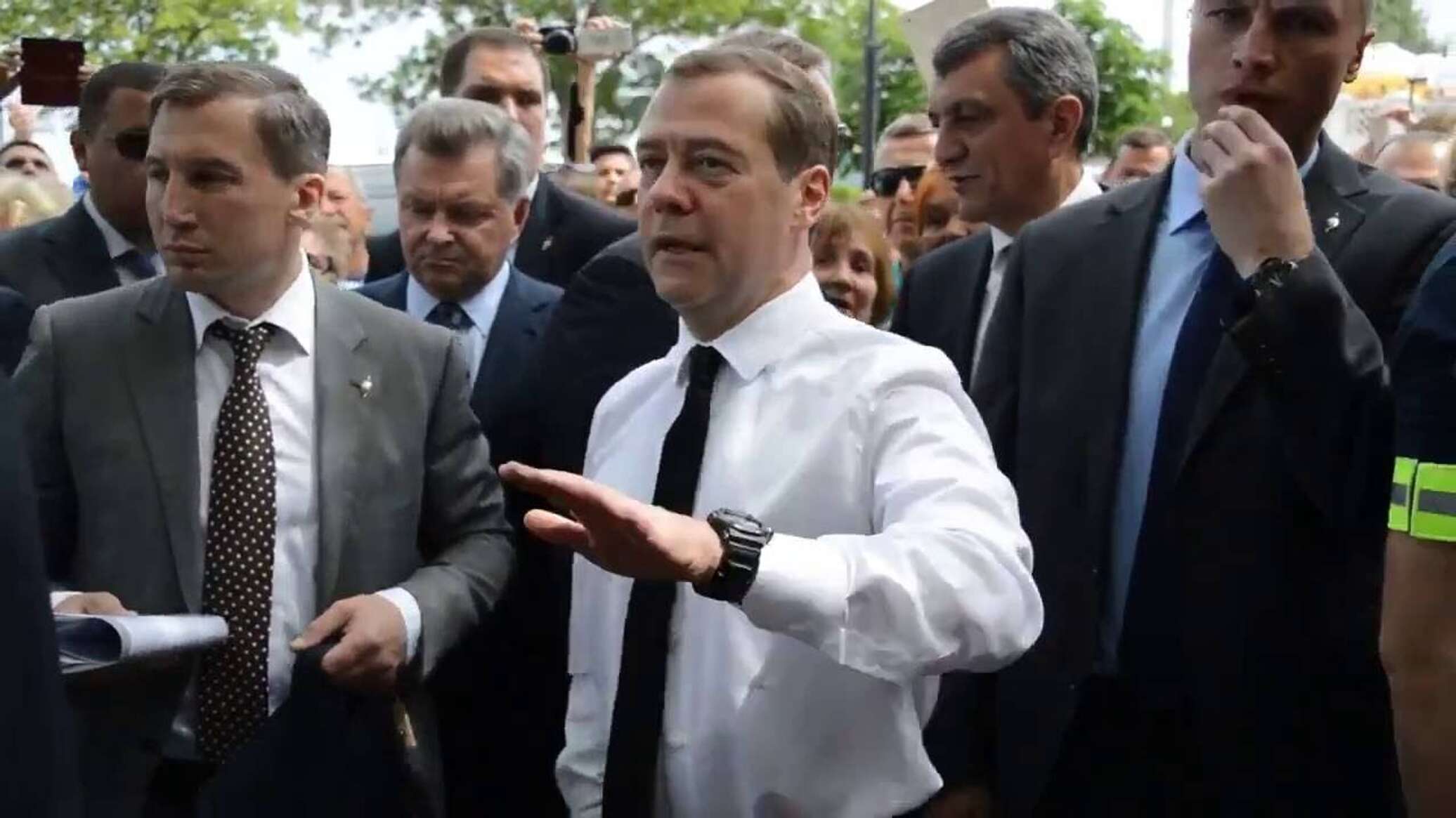Денег нет, но вы держитесь