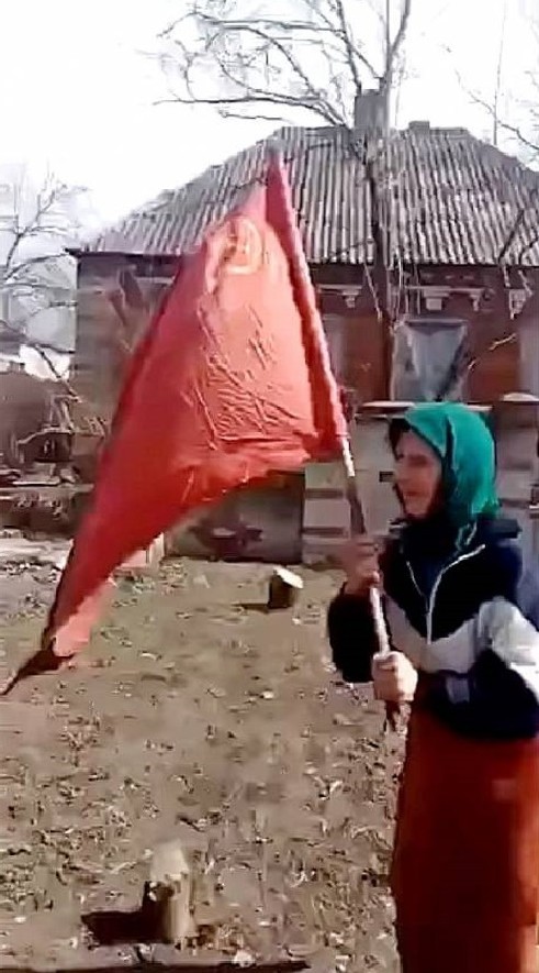 Бабушка с красным флагом на украине — потрясающая история, ставшая символом спецоперации