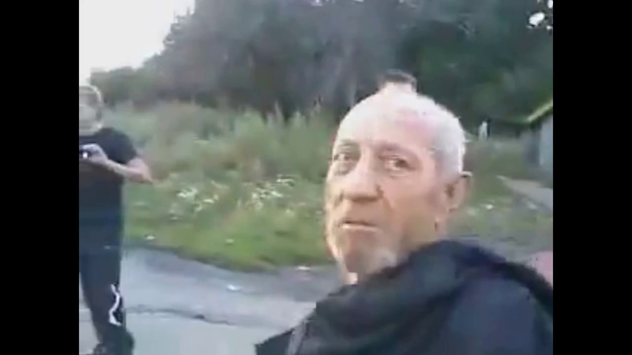 Дед в костюме Адидас - мем с дедом Тихоном из серии российских мультфильмов Три богатыря Как и во многих постироничных мемах, дед носит костюм Adidas