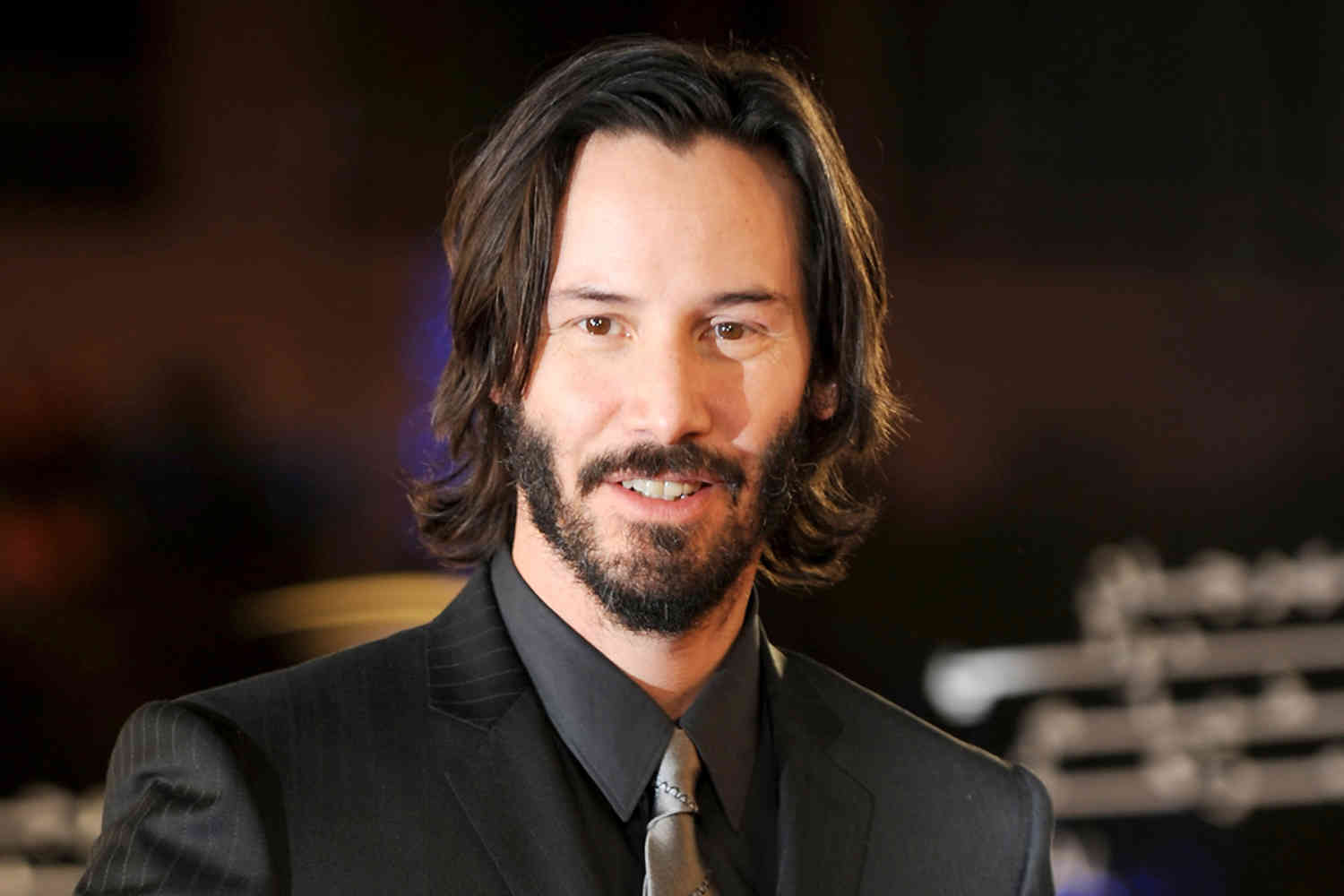 Грустный Киану Ривз Keanu Reeves - мем с фотографией небритого американского актера Киану Ривза, который сидит в одиночестве на скамейке Символизирует вселенскую грусть и используется, чтобы показать, что даже у богатых и знаменитых есть свои проблемы