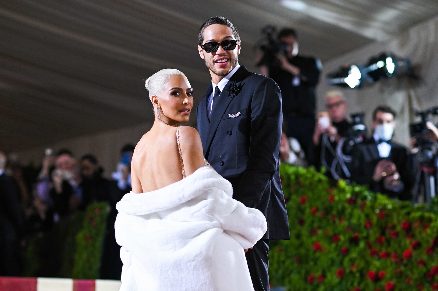 Знаменитости покупают платья для met gala?