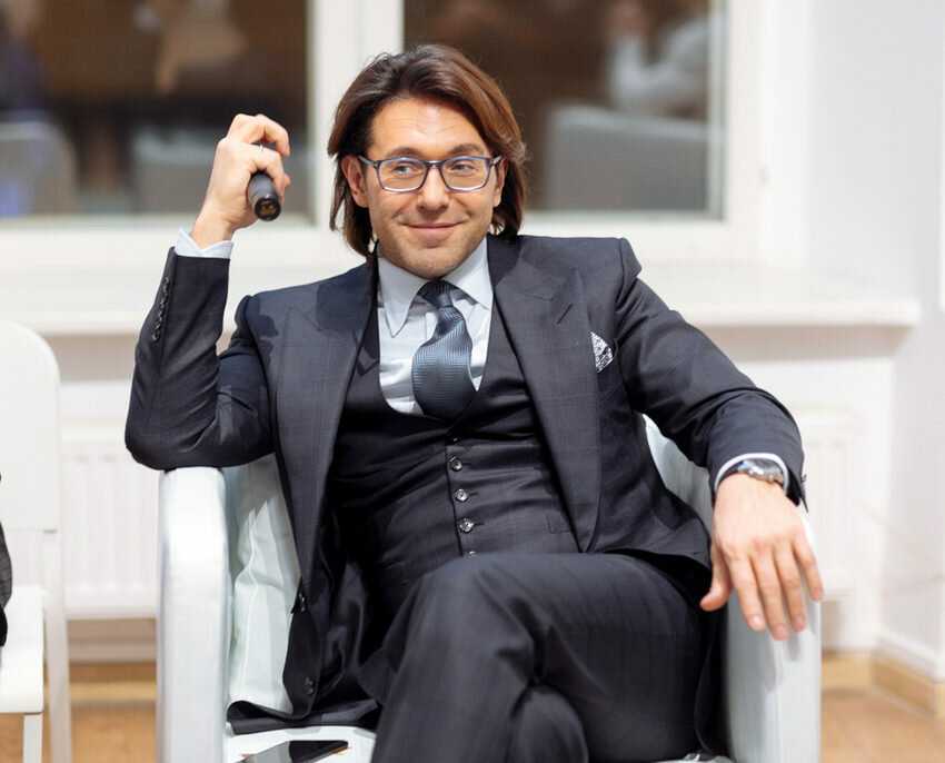 Канал Малахова получил гордое название malakhov007 Первыми видео стало интервью с Алексеем Паниным о том самом ролике в женском белье В заставке использовали музыку из Секса в большом городе