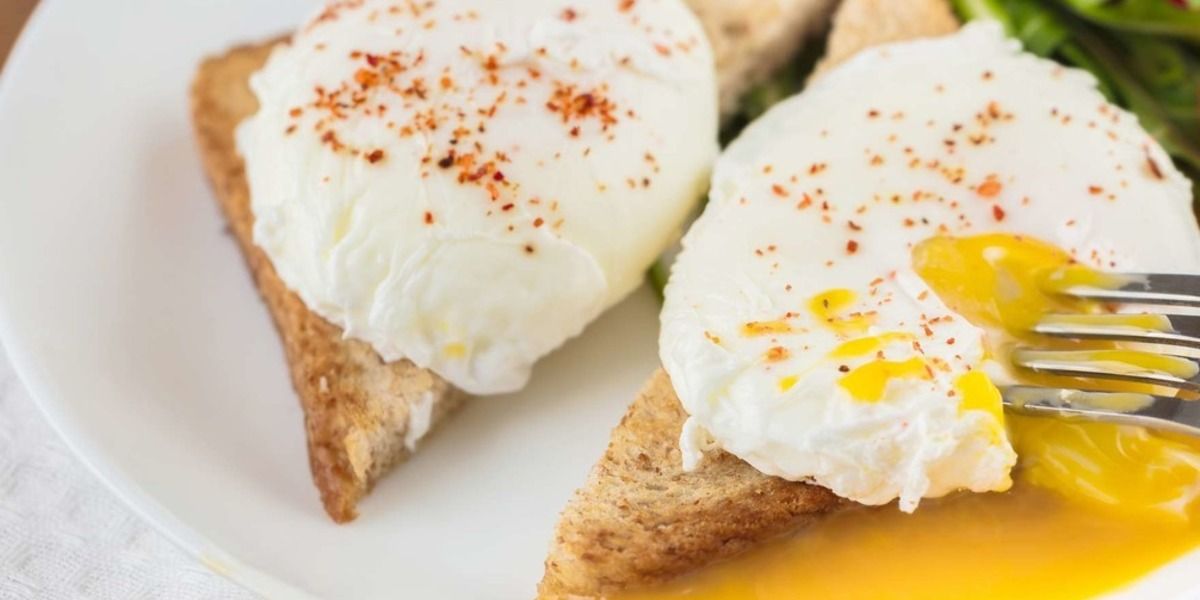 Завтрак в микроволновке за 5 минут: 11 вкусных идей стремительно, смачно и питательно 1 Овсяная каша с фруктами и орешками Ингредиенты: 1 стакан воды; ½