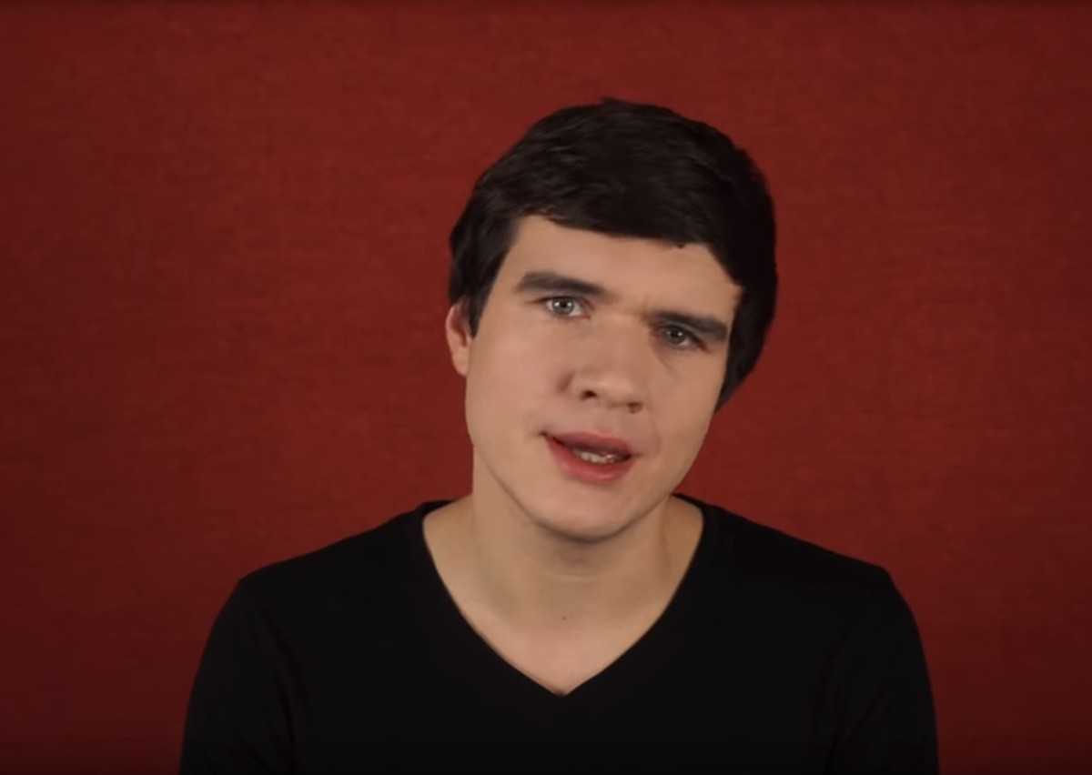 Блогера BadComedian Евгений Баженов BadComedian раскритиковали за ролик о пропаганде в российском и украинском кино Уравнял страны, не все так однозначно