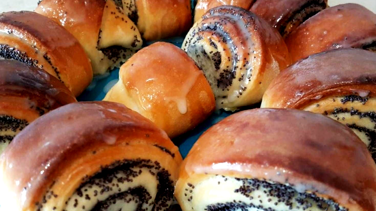 Булочки с маком и глазурью из шоколада