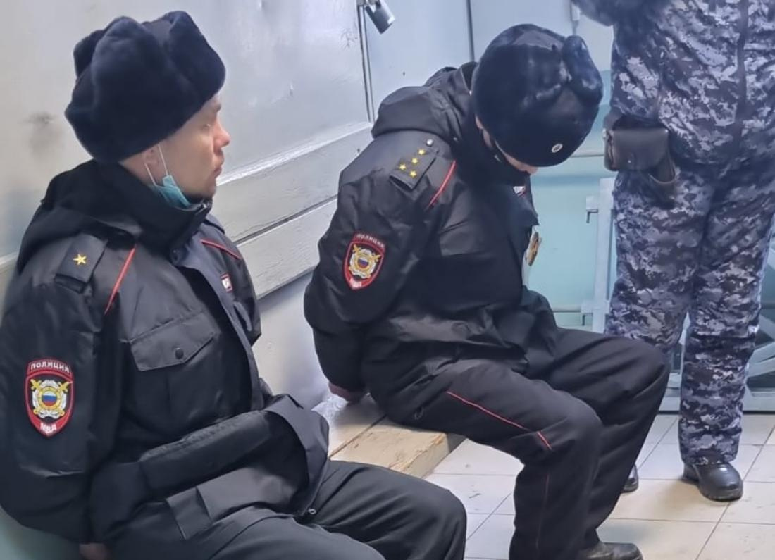 К чему снится милиция? вас останавливают для проверки документов. где вы видели милиционера во сне